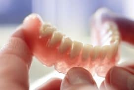 Mất răng, răng thưa, răng vỡ, mẻ: Tại sao không trồng răng thẩm mỹ?